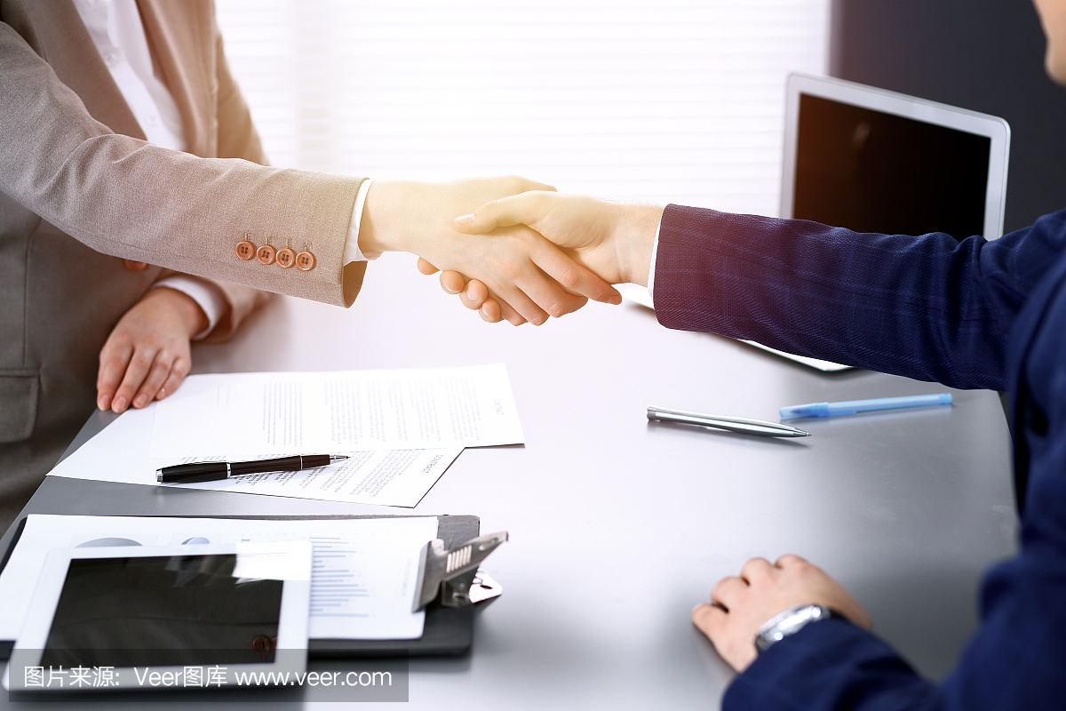 商務(wù)人士握手,結(jié)束會(huì)議。文件簽署,協(xié)議和律師咨詢概念。