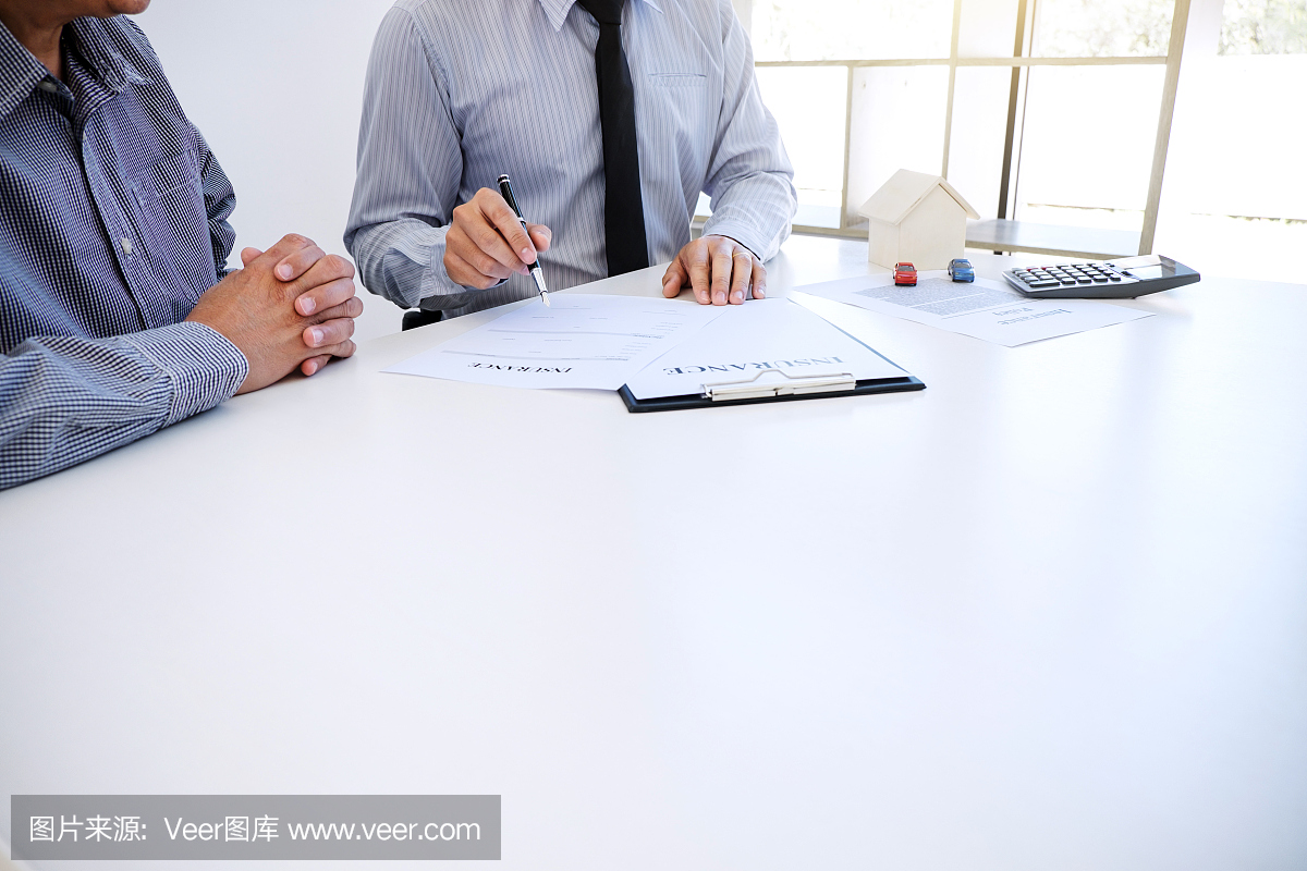 汽車和房屋保險的概念,經(jīng)紀人向客戶提出和咨詢決策簽訂保險表格協(xié)議,房屋和房屋模型